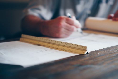 人が設計図を作成している写真